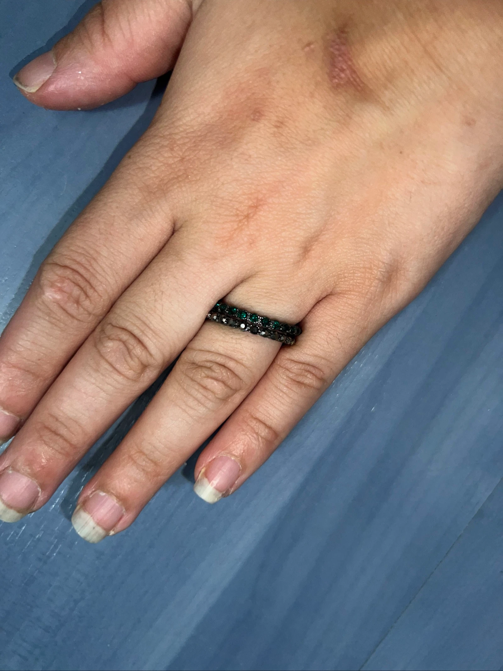 Duo de anillos de fantasía con piedras verdes y negras – photo 2